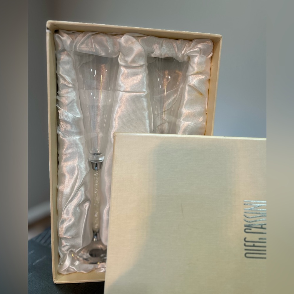 Oleg Cassini Crystal Toasting Flutes 6 ounces Set of 2 in Box